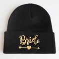 Schwarze Strickmütze mit goldener BRIDE Bestickung und Herzpfeil für Hochzeiten - Bride Herz Pfeil