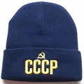 Detail der hochwertigen gelben CCCP-Stickerei auf einer dunkelblauen Strickmütze - Marineblau
