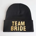 Schwarze Strickmütze mit goldener Team Bride Stickerei für Hochzeiten und Feiern - Team Bride