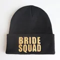 Schwarze Strickmütze mit goldener Bride Squad Bestickung für Hochzeitsfeiern - Bride Squad