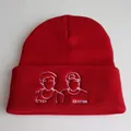 Detail van de rode gebreide muts met witte Ethan en Grayson profielborduring - Verstelbaar / Bordeauxrood