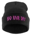 Détail de la broderie rose BAD HAIR DAY sur un bonnet en maille noire à revers - Réglable / Noir Rose Foncé