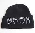Schwarze Strickmütze Beanie mit weißer Stickerei von Gesten und Gesichtskonturen - Verstellbar / Schwarz