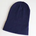 Detailaufnahme der dunkelblauen Strickmütze mit feiner Rippenstruktur und dicker Textur - Einheitsgröße / Marineblau