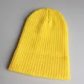 Detailansicht der hellgelben Rippstrick-Textur einer langen Slouchy Beanie-Mütze - Verstellbar / Gelb