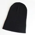 Nahaufnahme der schwarzen Strickmütze mit weicher Textur und elastischer Rippenstruktur - Einheitsgröße / Schwarz