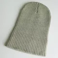 Detailaufnahme der grauen gerippten Strickstruktur dieser langen Beanie-Mütze - Verstellbar / Graugrün