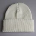 Detailansicht der weichen weißen Rippstrickstruktur dieser warmen Winterstrickmütze - Verstellbar / Weiß