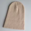 Detailansicht der Rippstrick-Textur und des weichen aprikosenfarbenen Garns der Beanie - Einheitsgröße / Beige