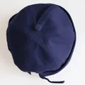 Klassische marineblaue Seemannsmütze aus Baumwolle mit Metallschnalle in der Draufsicht - Marineblau