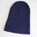 Nahaufnahme der dunkelblauen Strickmütze mit vertikalem Rippenmuster und feinem Gewebe - Verstellbar / Marineblau