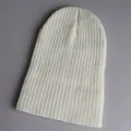 Detailaufnahme der weißen Rippstrick-Beanie-Struktur mit flexibler Maschenstruktur - Verstellbar / Softweiß