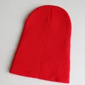Detailansicht der roten Strickmütze mit elastischer Rippenstruktur und warmem Material - Einheitsgröße / Rot