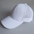 Klassische weiße Mesh-Baseballkappe mit gebogenem Schirm und atmungsaktivem Netz - Verstellbar / Weiß