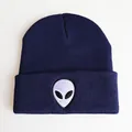 Detaillierte Nahaufnahme der Alien-Kopf-Stickerei auf der marineblauen Strickmütze - Marineblau