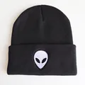 Schwarze Strickmütze mit weißer Alien-Stickerei, Unisex-Wintermütze mit Umschlag - Schwarz