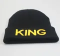 Schwarze Strickmütze mit gelber KING-Stickerei für winterliche Streetstyle-Mode - Schwarz Gold KING