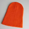 Leuchtend orangefarbene Strickmütze für Erwachsene im minimalistischen Oversized-Stil - Verstellbar / Orangerot