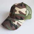 Klassische Camouflage Trucker Cap mit olivgrünem Mesh und gebogenem Schirm - Verstellbar / Camouflage