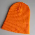 Klassische hellorangefarbene Beanie-Mütze im Rippstrick-Design für Erwachsene - Verstellbar / Orange