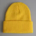 Klassische hellgelbe Rippstrickmütze mit Umschlag für optimale Winterwärme - Gelb