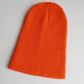 Leuchtend orangefarbene Rippstrick-Mütze im minimalistischen Stil für Erwachsene im Winter - Einheitsgröße / Orangerot