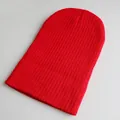 Detailansicht der roten gerippten Strickstruktur einer langen Beanie-Mütze für Erwachsene - Verstellbar / Rot