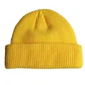 Leuchtend gelbe Rippstrick-Beanie mit modischem Umschlag für einen modernen Hip-Hop-Look - Gelb