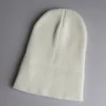 Detailansicht der weißen Rippstrickstruktur einer dehnbaren Wintermütze - Einheitsgröße / Softweiß