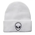 Weiße Strickmütze mit Alien-Stickerei und Rippstruktur für modischen Winter-Look - Weiß