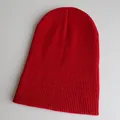 Detaillierte Nahaufnahme der gerippten Strickstruktur und roten Farbe der Beanie-Mütze - Einheitsgröße / Burgunderrot