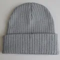 Klassische graue Strickmütze mit Rippenmuster und breitem Umschlag für den Winter - Hellgrau