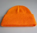Klassische leuchtend orangefarbene Strickmütze mit Rippenmuster und Umschlagrand - Verstellbar / Orange