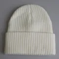 Klassische weiße Strickmütze mit Rippenmuster und Umschlag für Winterwärme - Softweiß
