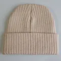 Hellbeige-rosa gerippte Strickmütze mit breitem Umschlag für Herbst und Winter - Beige