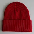 Klassische hellrote Rippstrick-Beanie-Mütze mit Umschlag für warme Wintertage - Verstellbar / Burgunderrot