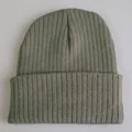 Überdimensionale salbeigrüne Rippstrickmütze für den Winter mit breitem Umschlag - Graugrün