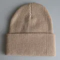 Minimalistische beige Rippstrick-Beanie mit klassischem Umschlag für Winterwärme - Verstellbar / Beige
