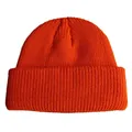 Orangefarbene Strickmütze mit klassischem Rollrand und gerippter Textur für Wintermode - Orange