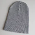 Klassische graue Strickmütze für den Winter, warme einfarbige Beanie-Mütze im Rippstrick - Einheitsgröße / Hellgrau