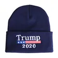 Nahaufnahme der hochwertigen Trump 2020 Stickerei auf einer dunkelblauen Strickmütze - Marineblau (ai-Buchstabenjahr-Stil)