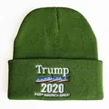 Detail der Trump 2020 Stickerei auf der olivgrünen gerippten Strickmütze - Armeegrün (ai-Buchstabenkombination-Stil)