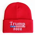 Detail der roten Strickmütze mit weißer Trump 2020 Stickerei und US-Flaggenmotiv - Rot (ai-Buchstabenlogo-Stil)