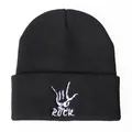 Unisex μαύρος πλεκτός σκούφος με λευκό κέντημα ROCK και το σήμα του χεριού της ροκ - Μαύρο