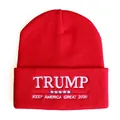 Detailansicht der roten Strickmütze mit Trump 2020 Stickerei und US-Flaggen-Applikation - Rot (ai-Großbuchstaben-Slogan-Stil)