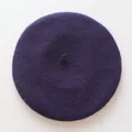 Gros plan du béret en laine épaisse avec coupe ronde classique et petite tige décorative - Taille unique / Bleu Marine