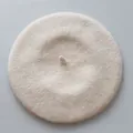 Détail du béret en laine beige pour enfants montrant la texture douce et le petit sommet - Taille unique / Beige