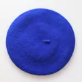 Vue de dessus d'un béret en laine bleu vif avec une texture en feutre et petit sommet - Taille unique / Bleu saphir