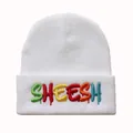 Weiße Strickmütze mit buntem 3D-Stick SHEESH für trendigen Streetwear-Look - Bunte Stickerei - Weiße Mütze
