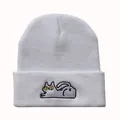 Nahaufnahme der süßen Katzenstickerei auf einer weißen Strickmütze mit hochwertiger Textur - Einheitsgröße / Weiß